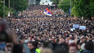 Miles de serbios protestan contra la violencia, tras dos tiroteos que dejaron 17 muertos