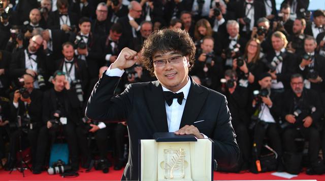 Bong Joon-ho celebra la Palma de Oro para "Parasite" en Cannes 2019. (Foto: AFP)