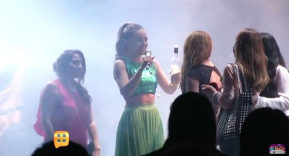 La cantante Belinda fue criticada por darle tequila a sus fans durante un concierto. (Foto: Captura YouTube)