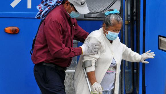 Una mujer es atendida a su llegada al Hospital General -utilizado para pacientes de coronavirus- en Guayaquil, Ecuador, el 6 de mayo de 2020. (JOSE SANCHEZ LINDAO / AFP).