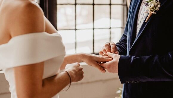 Mujer y hombre tomados de las manos en su casamiento. (Imagen: Emma Bauso / Pexels)
