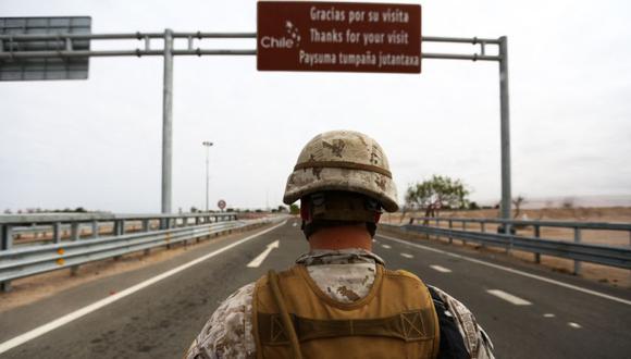 Soldados chilenos custodian la frontera de Cachalluta con Perú, unos 25 km al norte de Arica, Chile. (Foto: Archivo / PATRICIO BANDA / AFP)