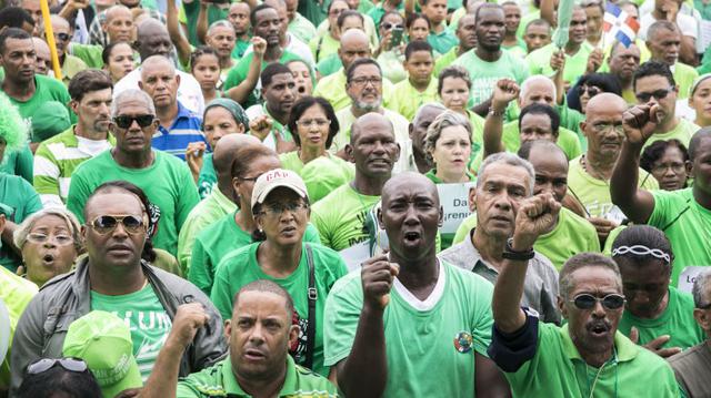 La manifestación, que concluyó en el Centro de los Héroes de Santo Domingo tras recorrer varias de las principales avenidas de la ciudad, fue convocada por el colectivo "Marcha Verde", que surgió después de que Odebrecht admitió haber pagado 92 millones de dólares en concepto de sobornos, delito por el que deberá pagar el doble al Estado dominicano. (Foto: Reuters)