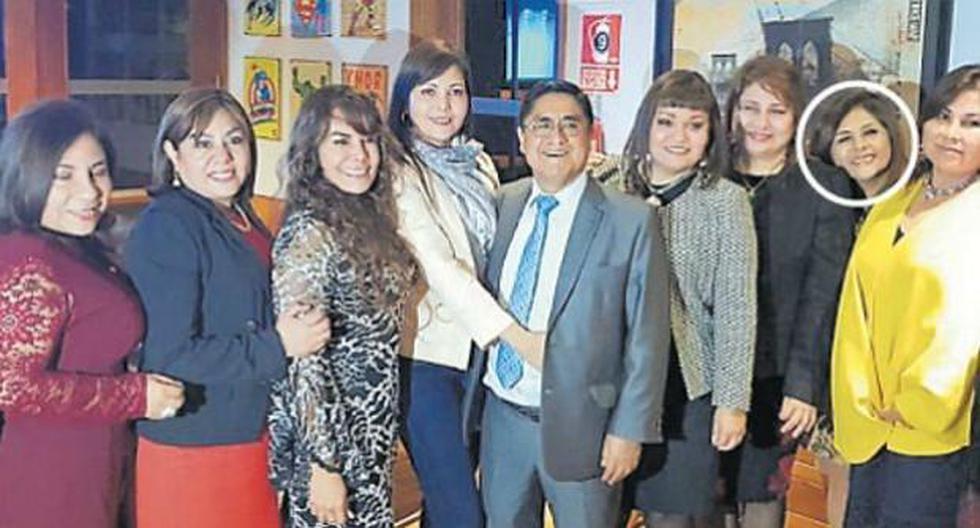 Esta fotografía del cumpleaños de César Hinostroza con varios participantes de su fiesta, incluyendo a Jéssica León Yarango, fue enviada por WhatsApp. (Foto: El Comercio)
