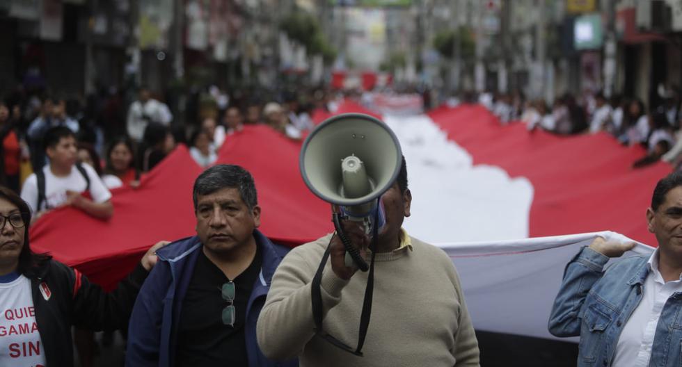 Cientos de empresarios del emporio de Gamarra, junto con representantes de Mesa Redonda y vecinos de La Victoria, marcharon hacia Palacio de Gobierno para exigir mayores medidas de seguridad.