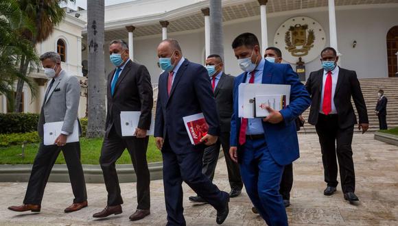 El diputado de la Asamblea Nacional, Diosdado Cabello (centro), junto a otros diputados, asisten al Palacio Federal Legislativo en Caracas, Venezuela. (EFE/ Miguel Gutiérrez).