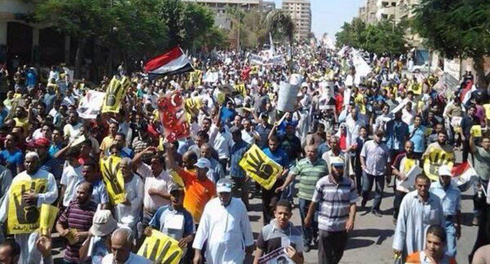 Manifestantes en Helwan, suburbio de El Cairo.. (Foto: @egyanticoup)