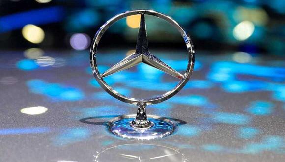 El logotipo de Mercedes se ve en el automóvil Mercedes E300e EV en el Salón Internacional del automóvil de Bangkok en Bangkok, Tailandia, el 30 de marzo de 2022. REUTERS/Soe Zeya Tun