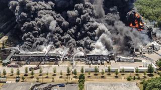 Enorme incendio en planta química de Estados Unidos obliga a evacuar un vecindario 