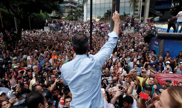 Opositores venezolanos convocados por Juan Guaidó protestan la tarde de este martes contra el régimen de Nicolás Maduro en el quinto día de un apagón que dejó a oscuras a casi toda Venezuela. (Reuters).