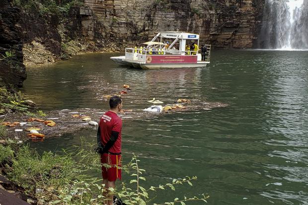 Bomberos durante una operación de rescate después de que una pared de roca se rompió de un acantilado y cayera sobre varios botes turísticos en los cañones del lago Furnas, ciudad de Capitolio, estado de Minas Gerais, Brasil. (Foto: Handout / DEPARTAMENTO DE BOMBEROS DE MINAS GERAIS / AFP)