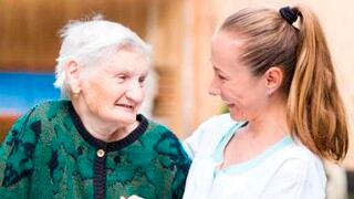 Venció al coronavirus con 103 años y lo celebró tomando una cerveza helada