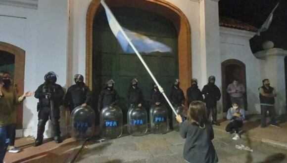 Una niña fue captada con la bandera argentina frente a la Quinta de Olivos. (Foto: @PadresOrg / Twitter)