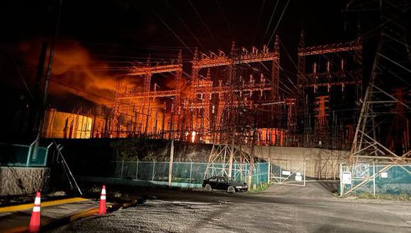 Puerto Rico sufre un apagón masivo por un incendio en una central eléctrica.