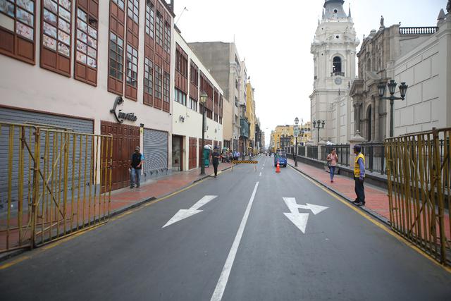 En varias calles del Damero de Pizarro se ensancharon las veredas para beneficiar a los peatones. Provisionalmente, han sido delimitadas con pinturas, macetas y conos (Foto: Atoq Ramón)