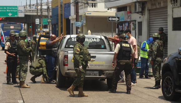 Policías y militares hacen redadas en las calles bajo el estado de excepción. (DONALD DÍAZ / BBC).