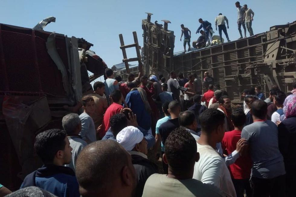 La Autoridad de Ferrocarriles egipcia afirmó que el accidente que ha dejado este vienes al menos 32 muertos y 91 heridos fue causado por "personas desconocidas" que activaron el freno de emergencia de un tren, lo que hizo que otro chocara con él y que dos vagones volcaran. (Texto: EFE / Foto: Reuters).
