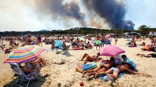 Francia: Veraneantes siguen tomando sol pese a los incendios forestales [FOTOS]