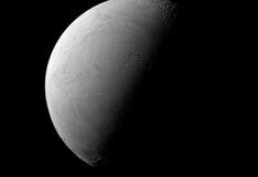 NASA: 'Terminator' inclinado en luna de Saturno 