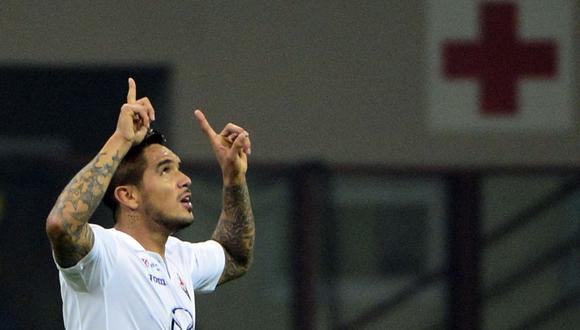 Vargas tras marcar de tiro libre en el AC Milan vs Fiorentina disputado en noviembre de 2013.| Foto: AFP