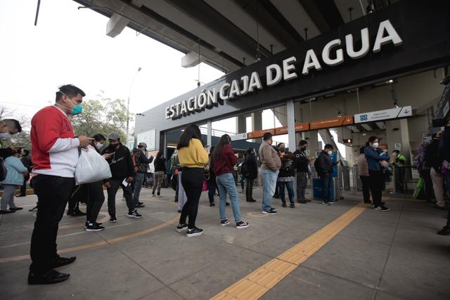 Este feriado se reportaron largas colas la estación Caja de Agua del Metro de Lima. (Foto: Anthony Niño de Guzmán/ GEC)