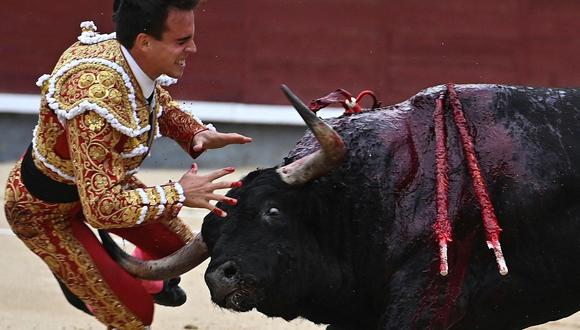 El diestro Gonzalo Caballero sufre una cogida en el tradicional festejo del Día de la Hispanidad. (EFE/ Fernando Villar).
