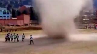“Diablo de polvo”: el impactante fenómeno que se ‘comió’ a un árbitro en un partido de fútbol en Bolivia