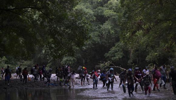 Haitian migrants cross the jungle of the Darien Gap, near Acandi, Choco department, Colombia, heading to Panama, on September 26, 2021, on their way trying to reach the US. (Photo by Raul ARBOLEDA / AFP)