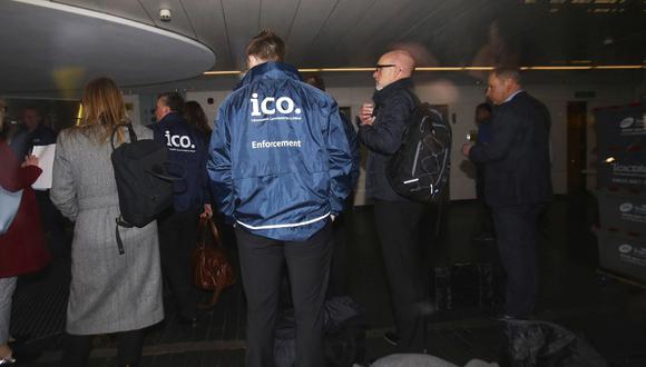 Dieciocho investigadores de la ICO entraron la noche del viernes en la sede Cambridge Analytica. (Foto: AP/Yui Mok)