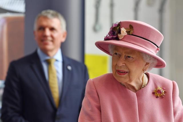 La reina Isabel II visita el Laboratorio de Ciencia y Tecnología de Defensa (Dstl) en el parque científico de Porton Down, ubicado cerca de Salisbury, en el sur de Inglaterra. Esto ocurre en medio de la pandemia de coronavirus. (AFP / POOL / Ben STANSALL).