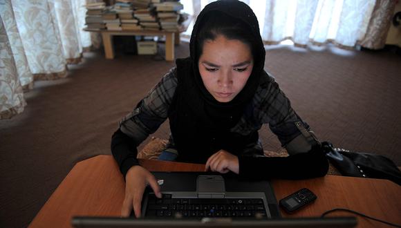 En esta imagen tomada el 22 de julio de 2012, una mujer de etnia hazara afgana navega por el sitio web de Facebook en una computadora en el cibercafé de Mujeres Jóvenes por el Cambio, el primer cibercafé solo para mujeres de Afganistán. (Foto: SHAH MARAI / AFP).