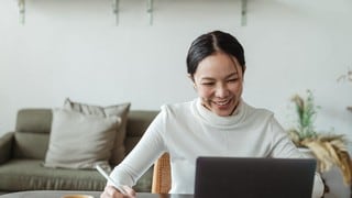 Qué cuidados tener con los ojos en el teletrabajo si estás llegando a los 40 años