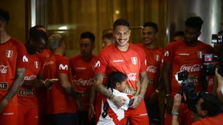 Niña abrazó a Paolo Guerrero y se emocionó hasta las lágrimas | VIDEO