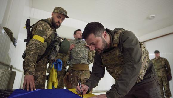 Una foto proporcionada por el Servicio de Prensa Presidencial de Ucrania muestra al presidente ucraniano Volodymyr Zelensky firmando una bandera nacional durante su visita a Kharkiv. (EFE/EPA/UKRAINIAN PRESIDENTIAL PRESS SERVICE)