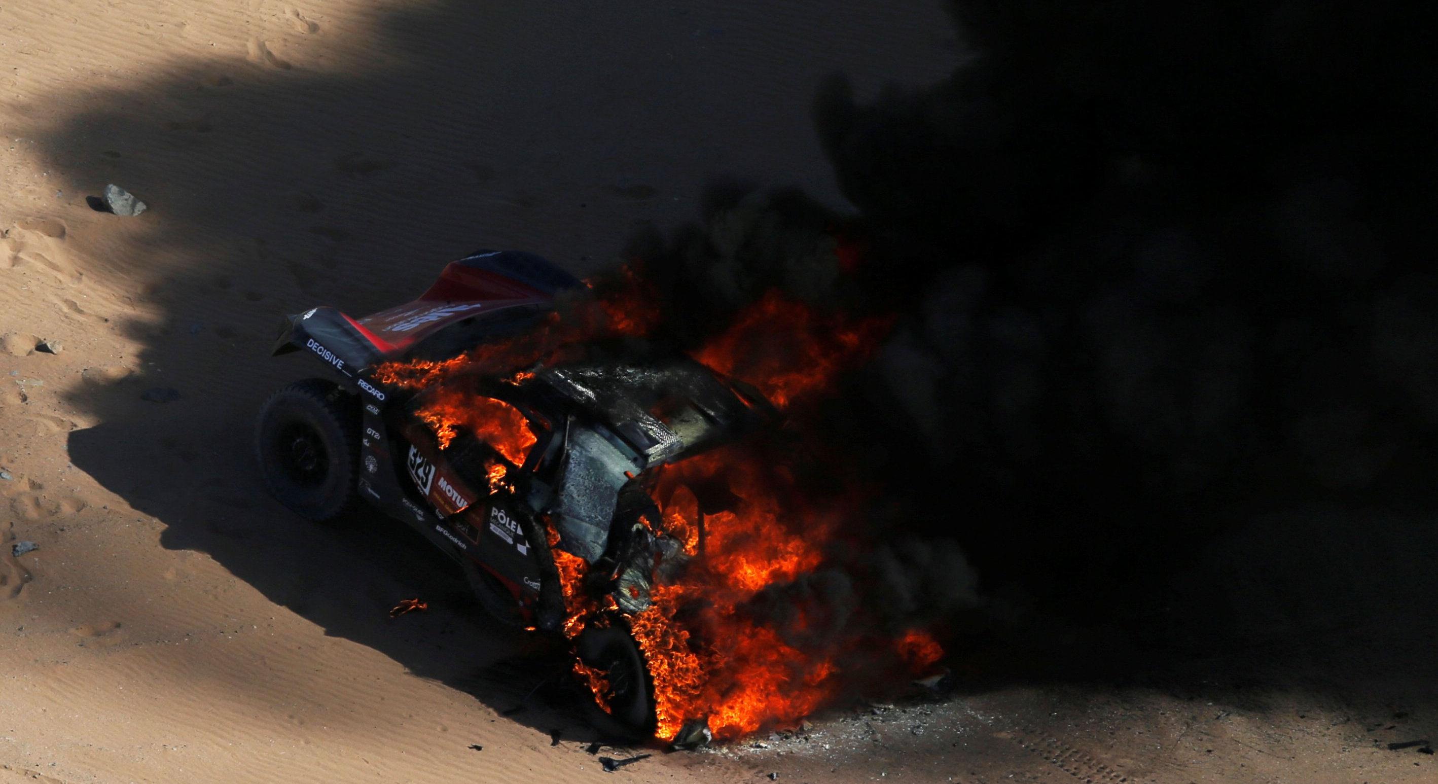 La camioneta del francés Romain Dumas ardiendo en llamas. (Foto: AFP)