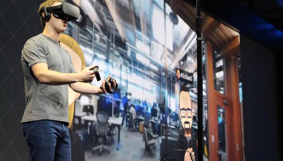 Mark Zuckerberg probando el visor de realidad virtual Oculus. (Foto: Glenn CHAPMAN / AFP)