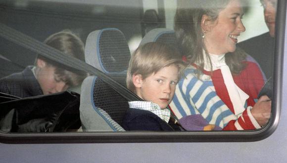 El príncipe William y el príncipe Harry de Gran Bretaña viajan con su niñera Tiggy Legge-Bourke, en el aeropuerto Heathrow de Londres, el 26 de octubre de 1993.  (Tim Ockenden/PA vía AP, Archivo)
