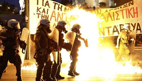 Grecia: Manifestantes chocan con la policía frente a Parlamento