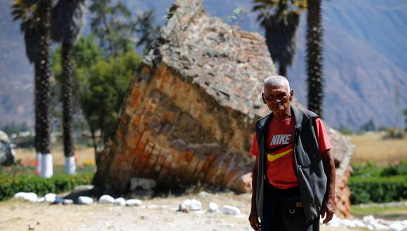 A sus 76 años, don Almaquio Ortega trabaja como guía turístico en el camposanto para preservar el recuerdo de Yungay.