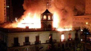 Incendio consume histórico edificio de la ex aduana de Iquique
