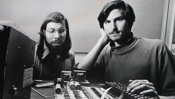Steve Wozniak y Steve Jobs, fundadores de Apple, cuando comenzaron la empresa. (Foto: Getty Images)