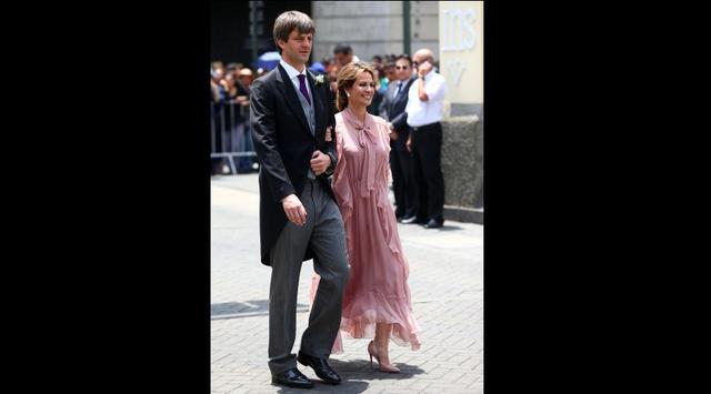Lyz Foy de Osma, madre de la novia Alessandra de Osma, camina acompañada de Ernesto Jr. de Hannover, hermano del novio, rumbo a la entrada de la Basílica de San Pedro.
 (Foto: Agencia)