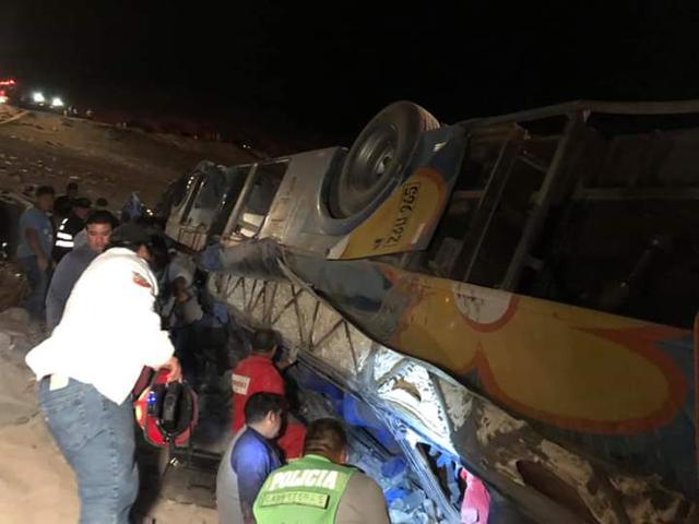 Un accidente de bus interprovincial en la Panamericana Sur de Arequipa, dejó como saldo ocho fallecidos y más de 30 heridos (Foto: Fredy Ramos)