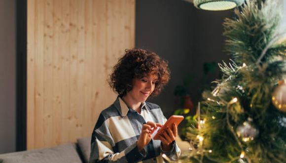 Revisa y anota las mejores frases con espíritu navideño para enviar a amistades y familiares por tus redes sociales preferidas en este 2022. (Foto: Getty Images)