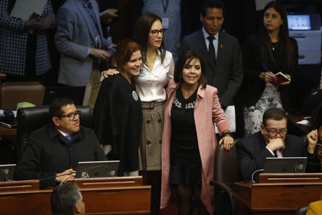 Marisa Glave, Alejandra Aramayo y Mercedes Araoz festejaron aprobación de dictamen. (Foto: Mario Zapata / GEC)
