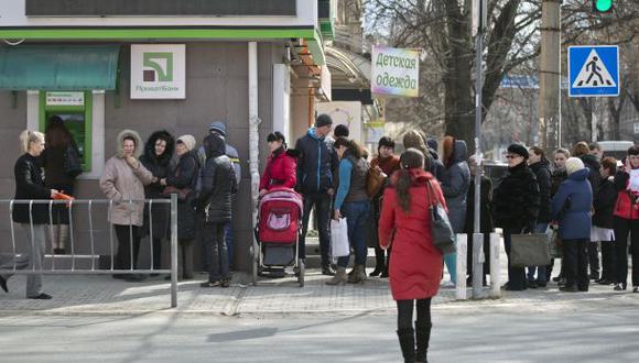 Crimea: La gente hace largas colas para sacar plata del banco