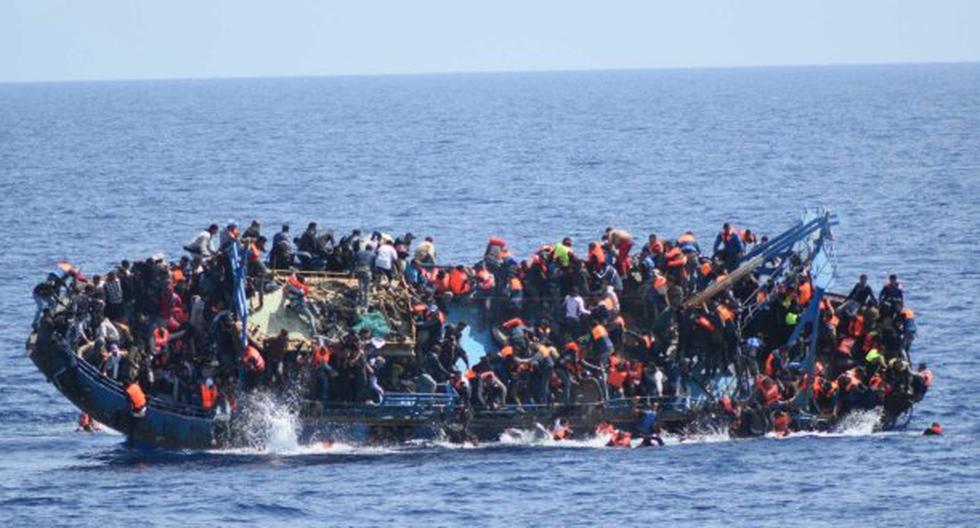 Por el momento se ha rescatado a un total de 77 inmigrantes que habían caído al agua. (Foto: EFE)