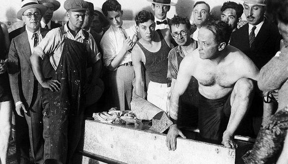 Harry Houdini es considerado por muchos como el mago más famoso de la historia. Sus habilidades físicas y cognitivas le permitieron encontrar la salida en cada acto de escapismo, el más impresionante de ellos se llevó a cabo en 1926.