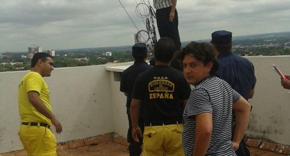 El hombre estuvo a punto de lanzarse desde el piso 13 de la Intendencia paraguaya. (Foto: ultimahora.com)