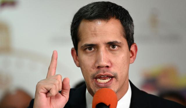 Juan Guaidó denuncia que Maduro trata de "cerrar" el Parlamento venezolano. (AFP).